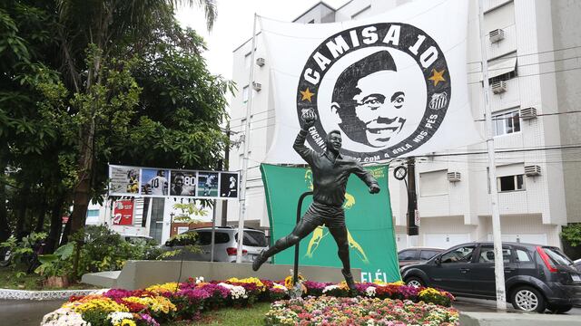 Fotografía de la estatua de Pelé en la ciudad de Santos.