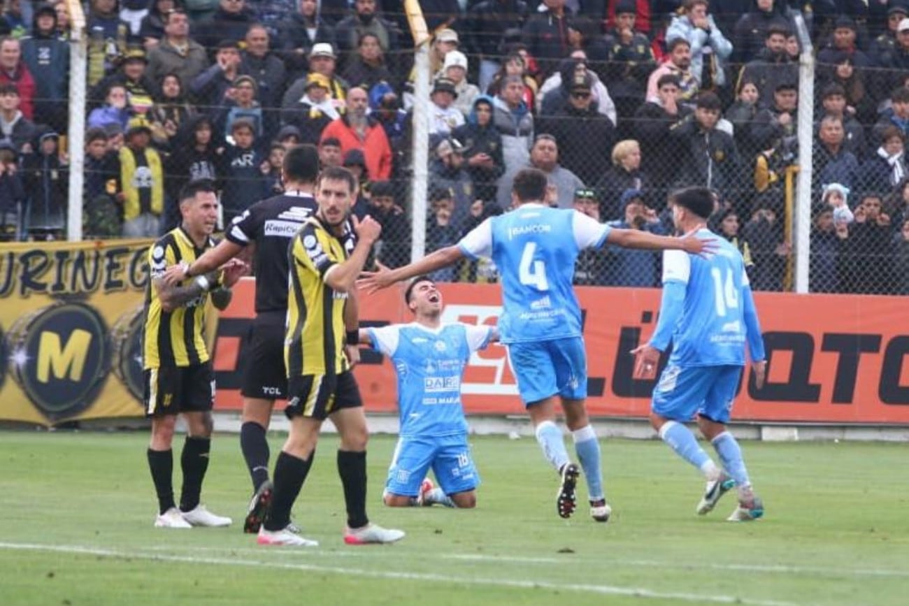 Estudiantes de Rio IV ascendió a primera división de fútbol Argentino. Prensa Estudiantes Rio Cuarto