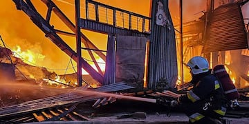 En esta imagen difundida por el Servicio Ucraniano de Emergencia, personal de emergencias combate un incendio tras un ataque ruso, el martes 19 de septiembre de 2023, en Leópolis, Ucrania. (Ukrainian Emergency Service via AP)