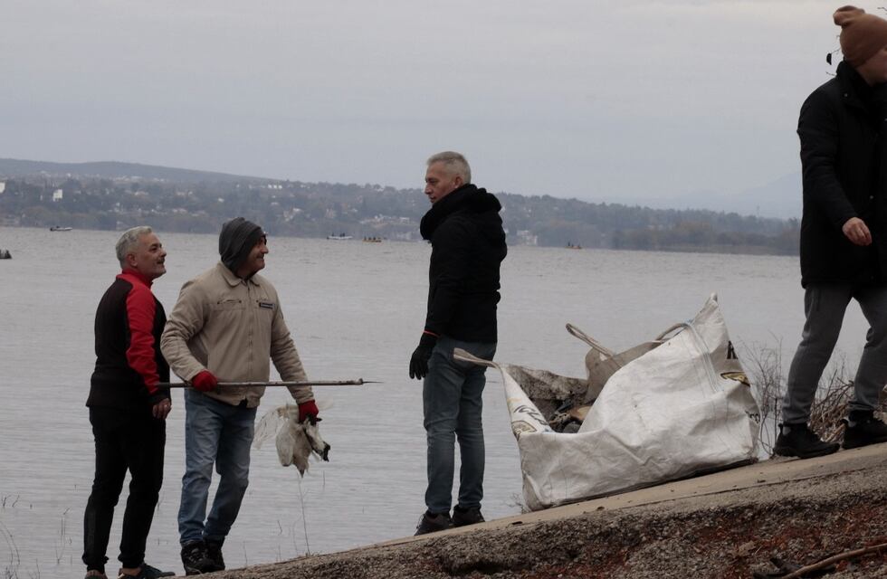 Lago San Roque: el intendente Esteban Avilés encabezó una jornada de limpieza de costas con fuerte compromiso ambiental