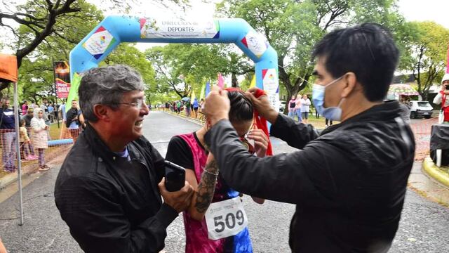 Paula González tiene 22 años y logró la meta de los 5 kilómetros en su ciudad natal