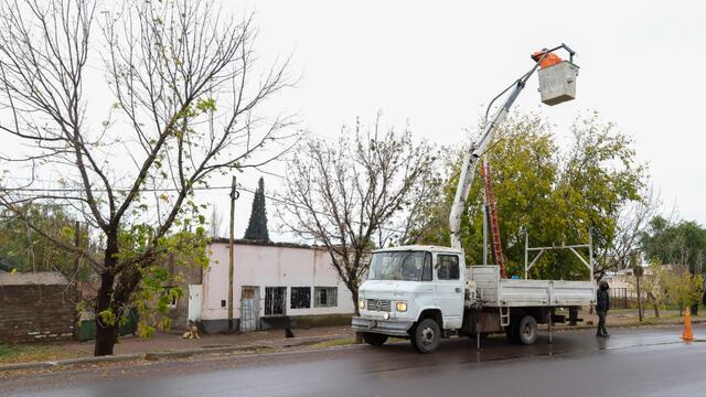 Colocaron luces led en el casco urbano del distrito de Goudge.