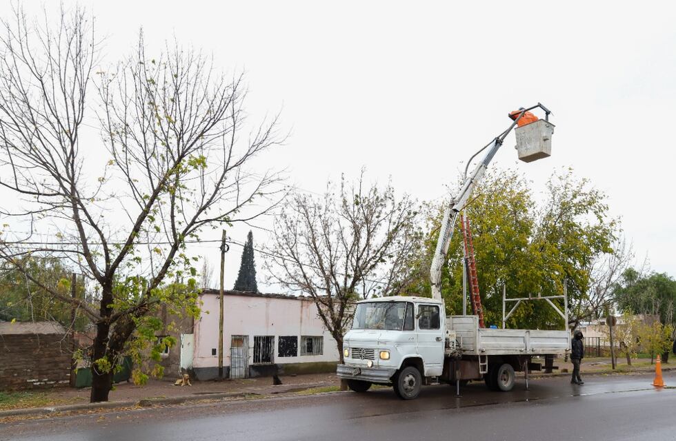 Instalan luces led en los casos urbanos de los distritos