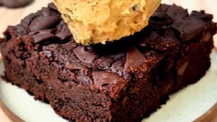 Brownie sin gluten con helado de dulce de leche casero.