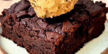 Brownie sin gluten con helado de dulce de leche casero.