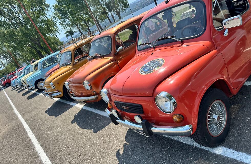 Un viaje al pasado sobre ruedas: más de 300 Fiat 600 coparon la costanera del San Roque