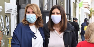 Mónica Fein y Clara García tras votar. (@ClaraGarcia_SF)
