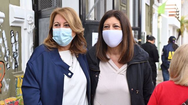 Mónica Fein y Clara García tras votar. (@ClaraGarcia_SF)