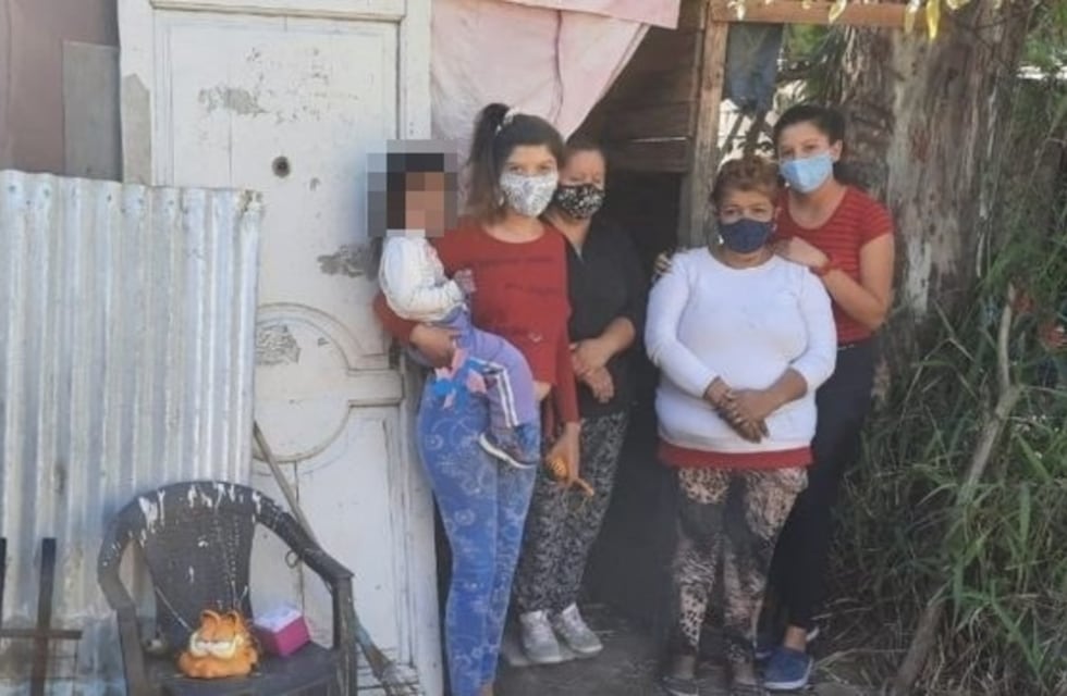 Desesperado pedido: vive en una precaria casilla con siete nietos y solicita ayuda