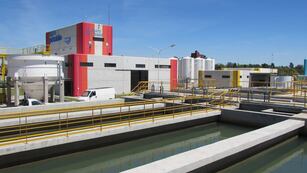 La empresa opera una gran planta potabilizadora de Granadero Baigorria.