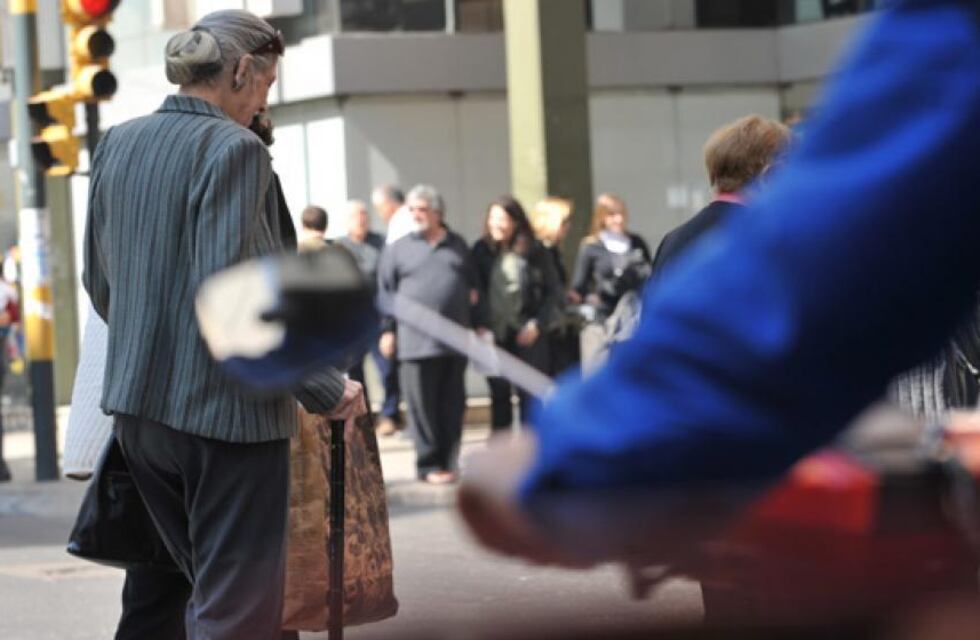 Indignante: golpearon a una mujer de 78 años para robarle dos camperas