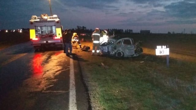 La colisión se produjo en el kilómetro 89 y el vehículo más pequeño se prendió fuego.