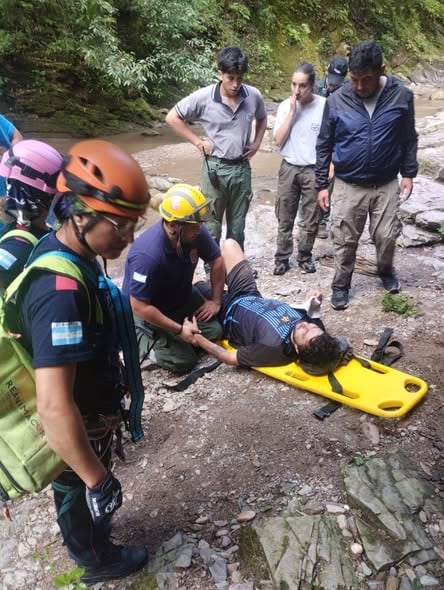 Los Bomberos Voluntarios de Yerba Buena concretaron un rescate complejo en las Yungas.