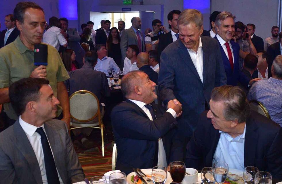 Juan Schiaretti, en tono de campaña: el saludo con Luis Juez, salir de la grieta y “un país normal”