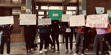 Alumnos con carteles tras acusar abuso de parte de un profesor