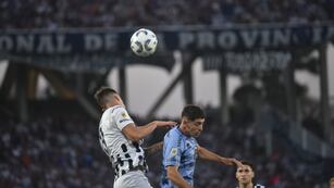 Ulises Sánchez y un remate que podría haber sido el 1 a 0 de Belgrano. Guido Herrera y el palo salvaron a Talleres.