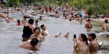 turismo, turistas
temporada de verano en Carlos Paz. Mucha gente en el río
Yanina Aguirre