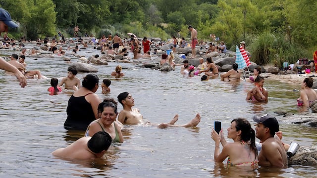 turismo, turistas
temporada de verano en Carlos Paz. Mucha gente en el río
Yanina Aguirre
