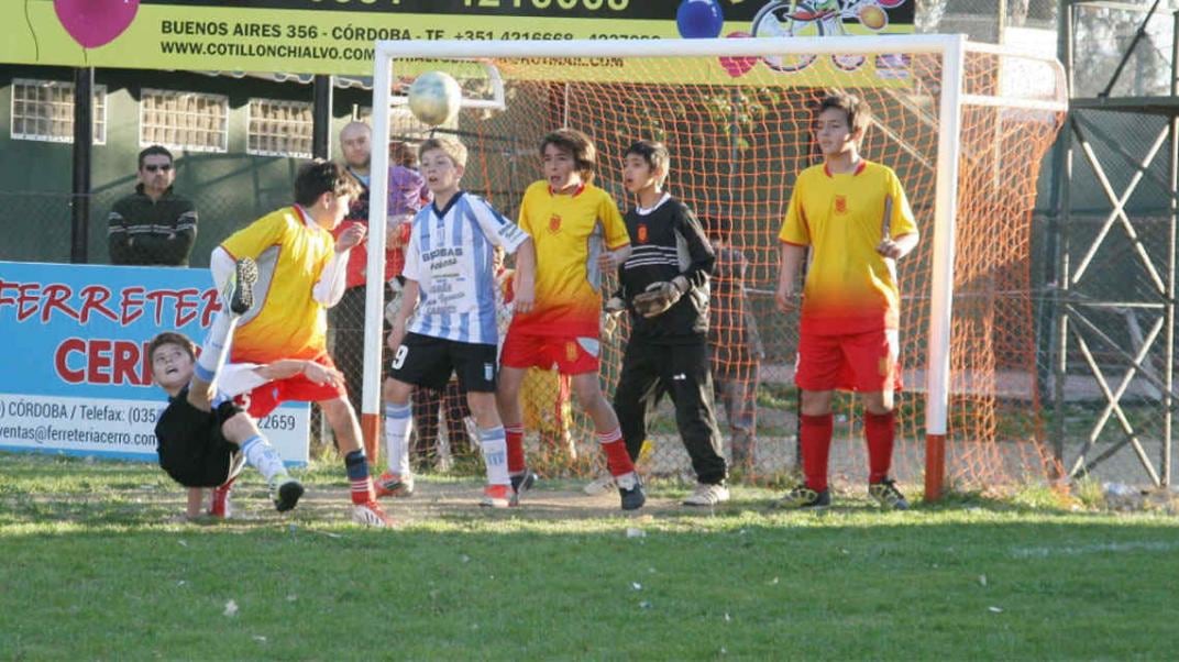 Golazo. Joaquín Panichelli descolocó a todos y con una estupenda chilena, marcó un golazo (Foto: Gentileza Damián Reyna).