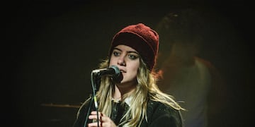Quién es Cata Carpena, la artista que cautiva a todos con sus reflexivas canciones.