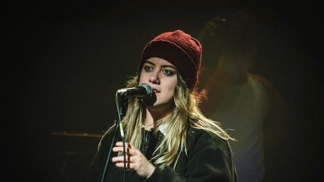 Quién es Cata Carpena, la artista que cautiva a todos con sus reflexivas canciones.