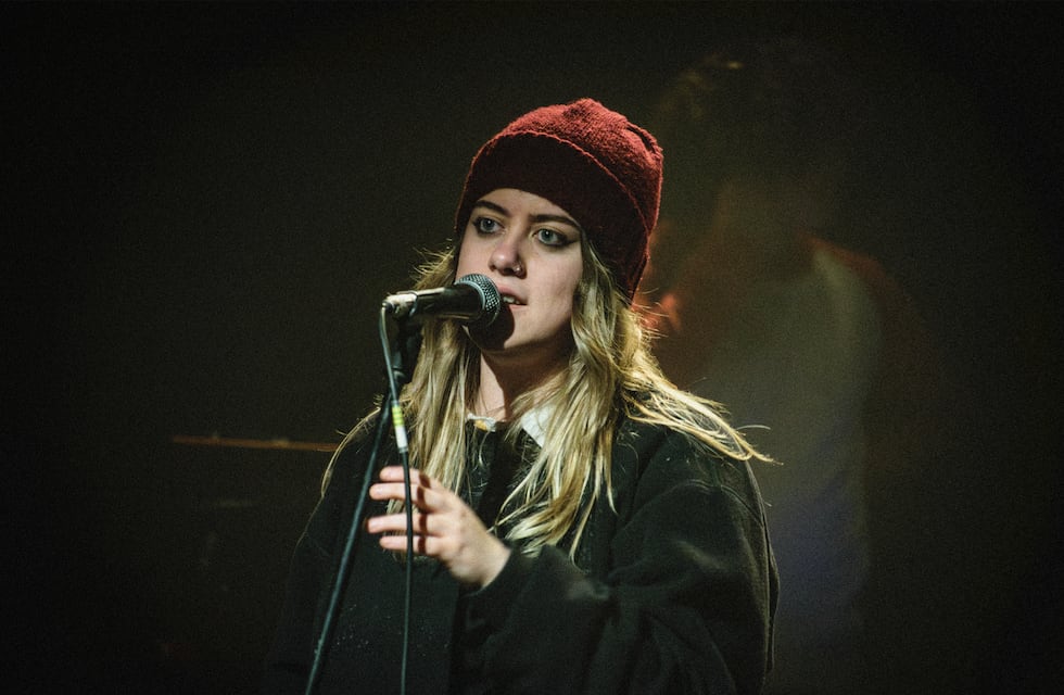 Quién es Cata Carpena, la artista que cautiva a todos con sus reflexivas canciones