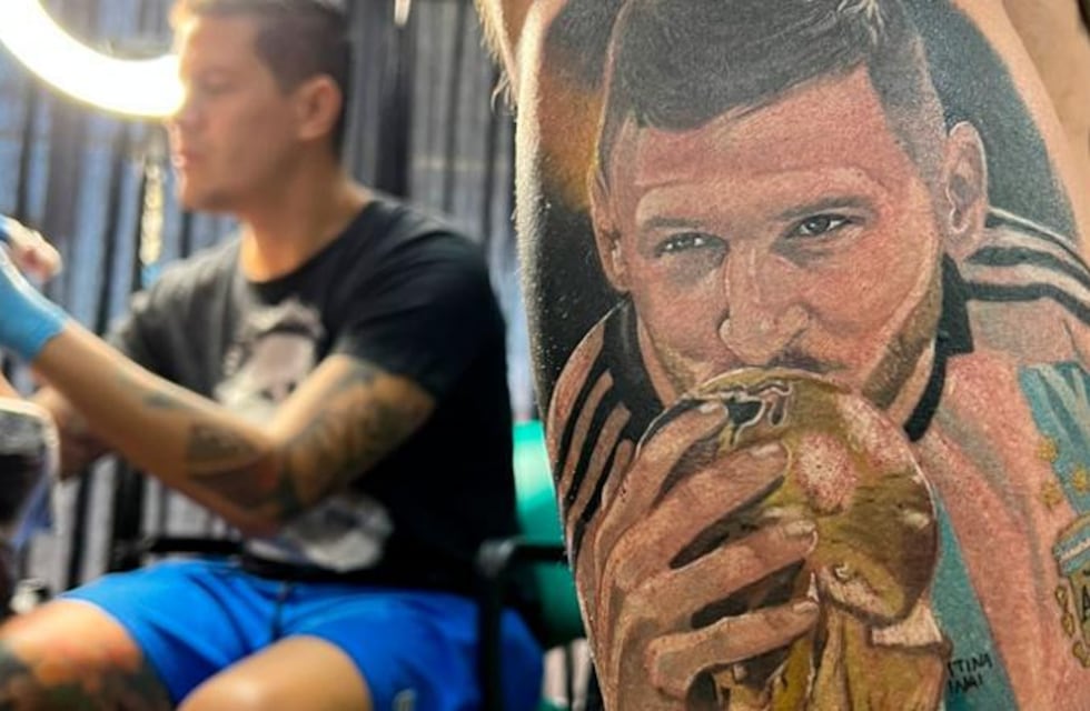 Tatuaje de campeón: el cordobés que dejó plasmado a Messi y a la Copa del Mundo en su piel