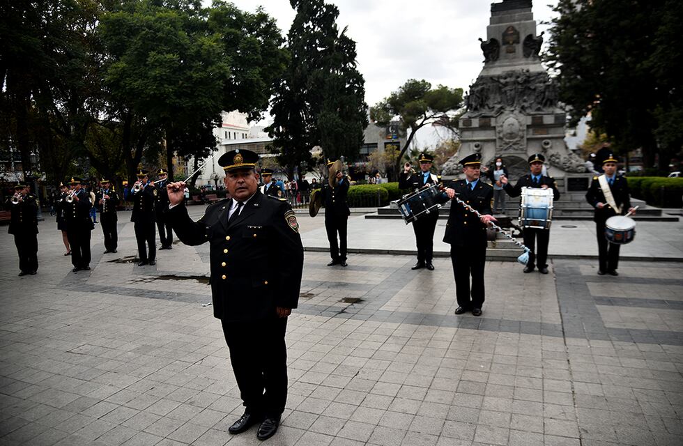 Día del Himno Nacional: la banda de la Policía de Córdoba, el Toro Quevedo y el furor por Universo Paralelo