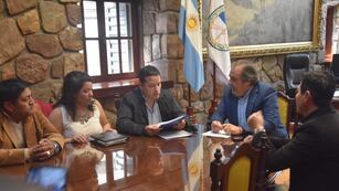 El secretario general del gremio, Ariel Nadal, explica al vicegobernador Bernis el contenido del informe puesto a su consideración.