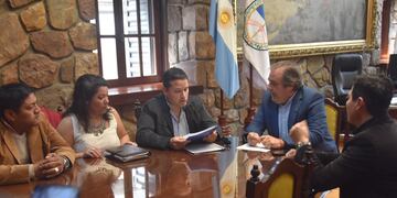 El secretario general del gremio, Ariel Nadal, explica al vicegobernador Bernis el contenido del informe puesto a su consideración.