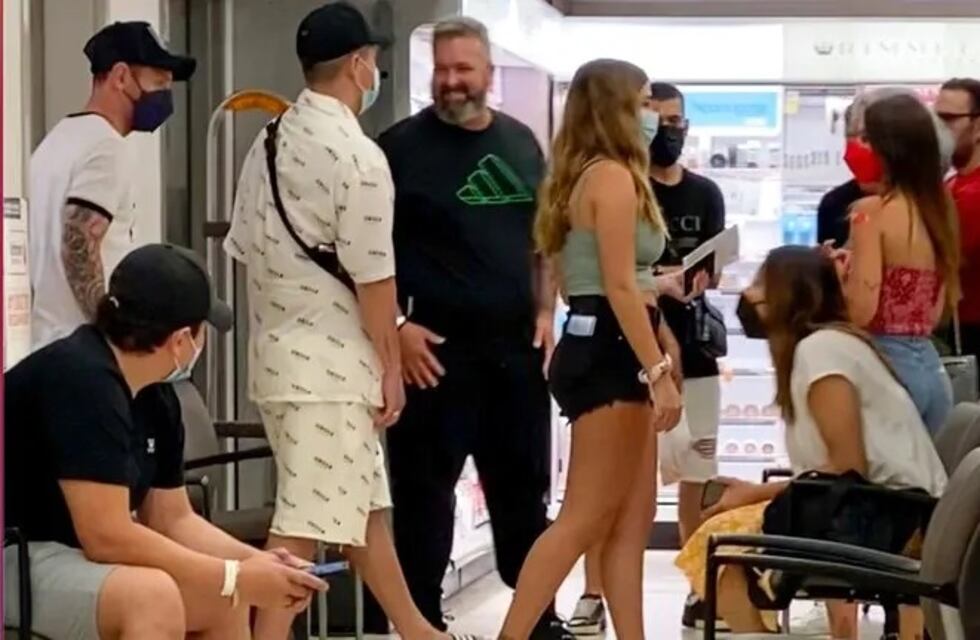 Lionel Messi y Antonela Roccuzzo en una farmacia en donde aplican la vacuna del coronavirus