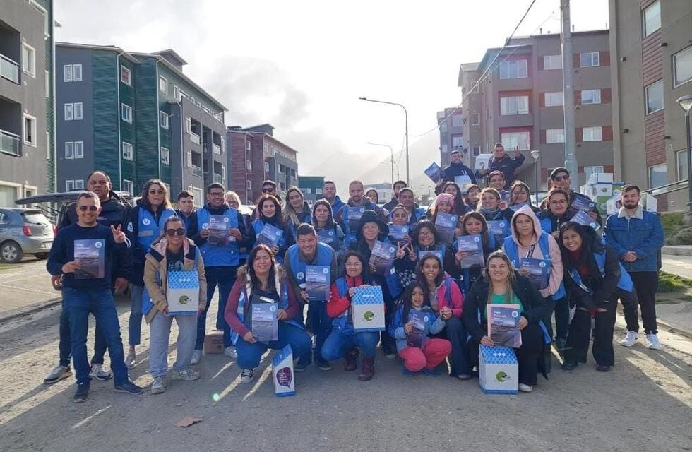 Familias de Ushuaia beneficiarias del ProCreAr recibieron bibliotecas