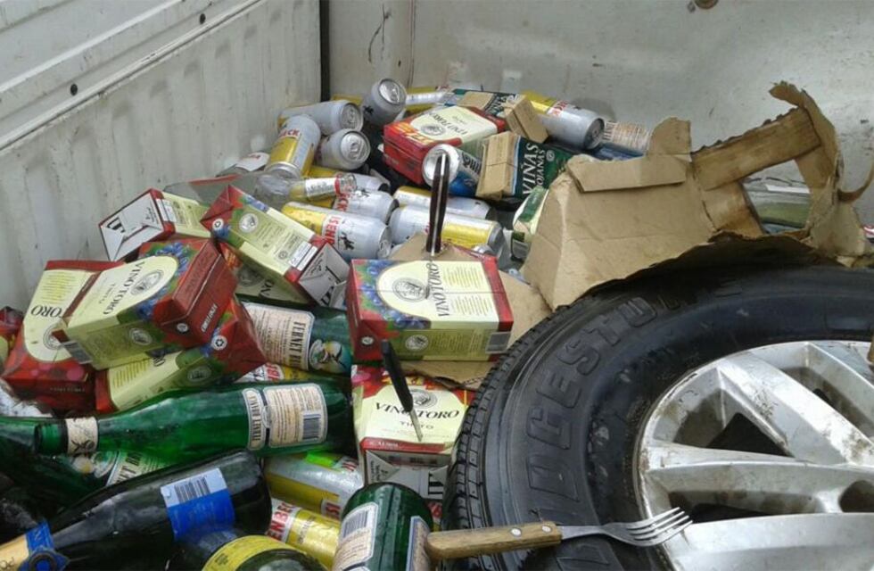 En fotos: un camión que transportaba bebidas alcohólicas volcó en Córdoba