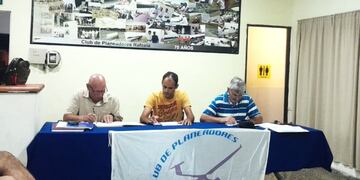 Miguel Serrano (secretario), Raúl Bregy (presidente) y Sergio Stratinar (tesorero) del Club de Planeadores de Rafaela