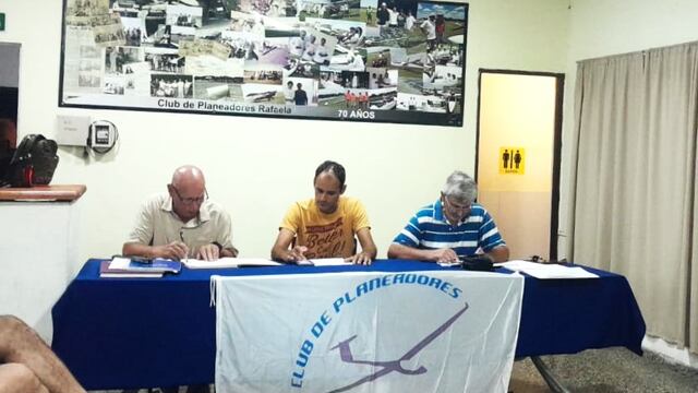 Miguel Serrano (secretario), Raúl Bregy (presidente) y Sergio Stratinar (tesorero) del Club de Planeadores de Rafaela