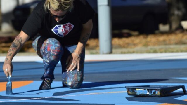 Por los 75 años de la Liga, la NBA ayudó con la remodelación de las dos canchas en Córdoba, una en el CPC Centro América y en el Parque Kempes. (NBA)