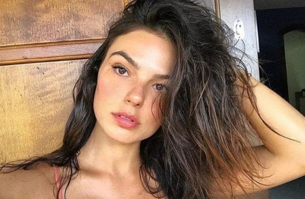 Isis Valverde, “Suelen” de Avenida Brasil, mostró jugadas poses de yoga en top y short nude