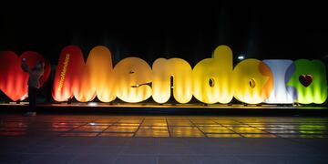 Mendoza tiene su propio cartel corpóreo para que turistas y mendocinos se fotografíen.