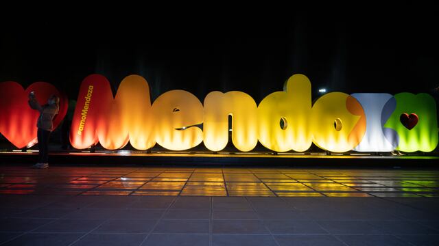 Mendoza tiene su propio cartel corpóreo para que turistas y mendocinos se fotografíen.