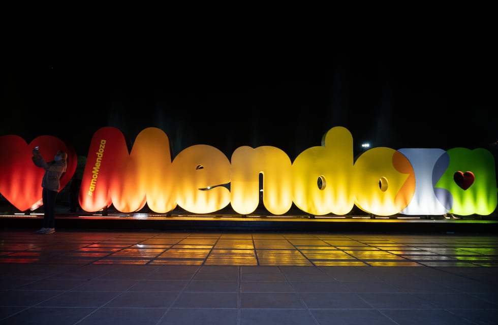¡Sonrían! Mendoza tiene su propio cartel gigante para que turistas y vecinos se saquen fotos