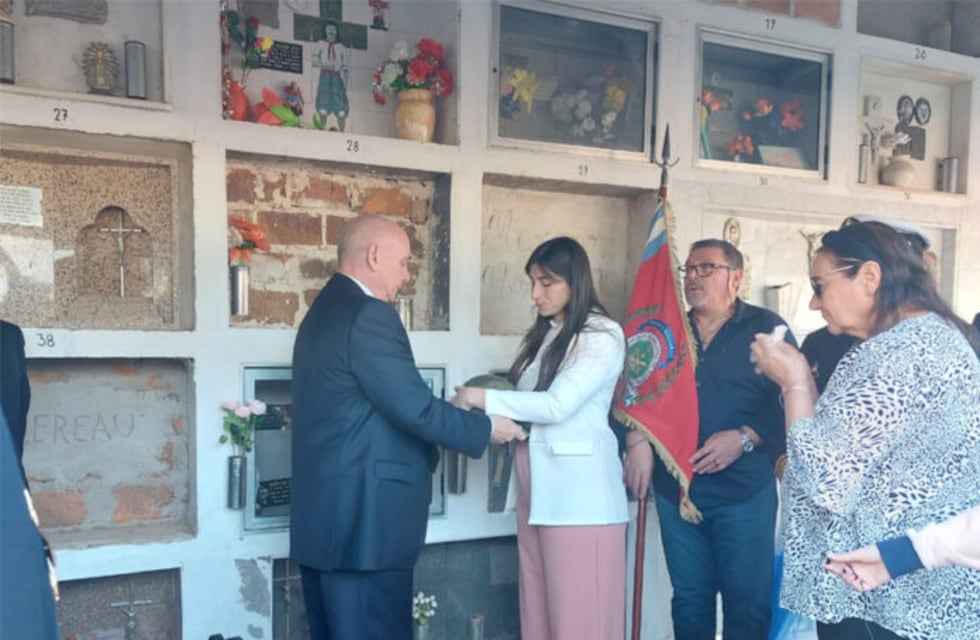 Ex soldado inglés devolvió en Entre Ríos el casco de un soldado que combatió en Malvinas