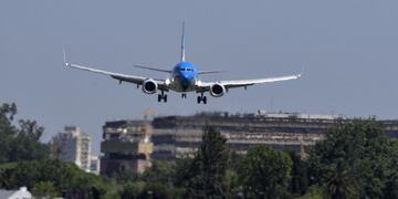 Un avión fue alcanzado por una peligrosa broma en Córdoba.