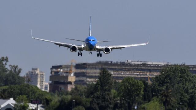 Un avión fue alcanzado por una peligrosa broma en Córdoba.