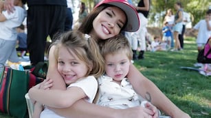 China Suárez junto Amancio y Magnolia. (Foto: Instagram @sangrejaponesa)