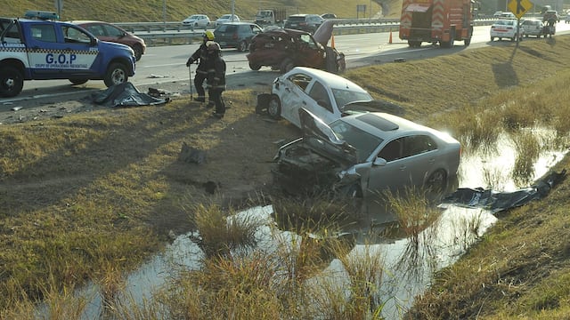 Siniestro vial fatal en Circunvalación: dos muertos tras un triple choque.