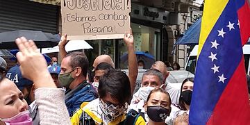 Manifestación en Balvanera en pedido de justicia por la violación de una adolescente venezolana.