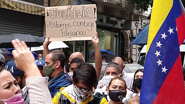 Manifestación en Balvanera en pedido de justicia por la violación de una adolescente venezolana.