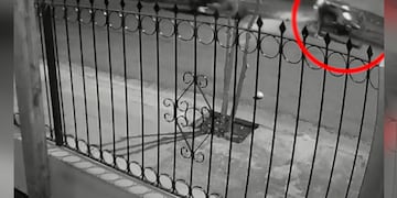 Los delincuentes, en el momento en que llegan a asaltar a un indefenso vecino, para quitarle su moto.