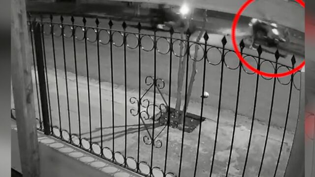 Los delincuentes, en el momento en que llegan a asaltar a un indefenso vecino, para quitarle su moto.