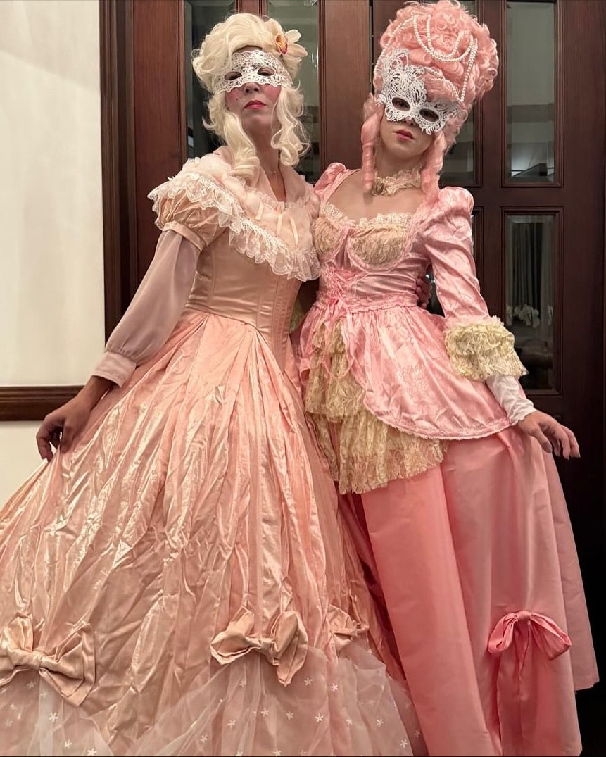 La cantante sorprendió al aparecer disfrazada.